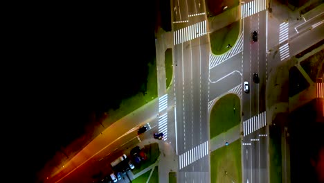 Der-Aufsteigende-Drohnenschuss-Zeigt-Eine-Spektakuläre-Hochstraße-Und-Die-Konvergenz-Von-Straßen,-Brücken,-Viadukten-Bei-Nacht,-Transport--Und-Infrastrukturentwicklung