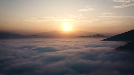 Erstaunliche-Drohnenaufnahme-Eines-Sonnenaufgangs-über-Einer-Wolkenmatratze-In-Den-Bergen-Von-Lima,-Peru