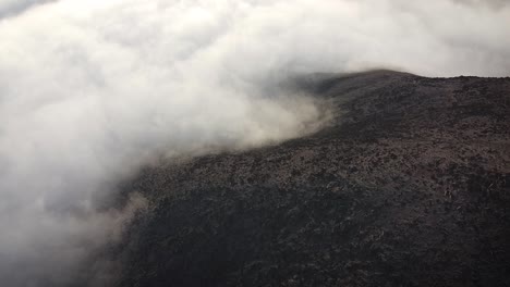 Niebla-Atrapada-En-Las-Montañas-Durante-La-Puesta-De-Sol-En-Lima-Perú