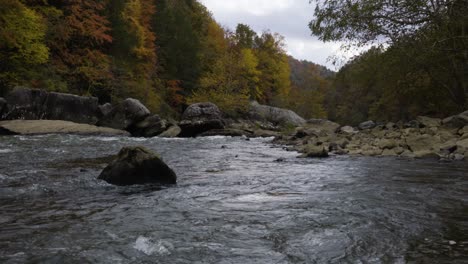 Low-Winkel-Schuss-Von-Wasser,-Das-Durch-Die-Schlucht-Des-Flusses,-West-Virginia,-Fließt