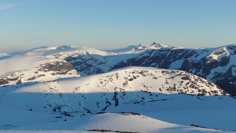 Drohnenaufnahme-Von-Der-Arktischen-Bergspitze,-Die-Mit-Schnee-Bedeckt-Ist