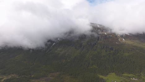 Bewölkter-Berg-Im-Norwegischen-Tal