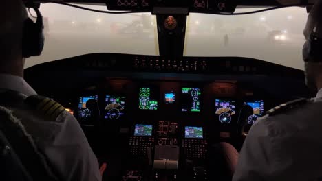 Jet-Cockpit-Blick-Ins-Innere-Bei-Starkem-Nebel-In-Der-Flughafenrampe-Bei-Nacht