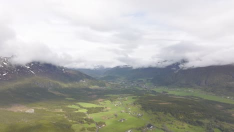 Disparo-De-Un-Dron-Desde-El-Valle-Noruego-En-Un-Día-Nublado