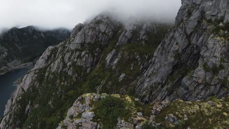 Cliffdiving-En-Noruega-Con-Vistas-A-La-Costa,-El-Océano-Y-Un-Puente-Que-Comienza-En-La-Cima-De-Una-Montaña-En-Cámara-Lenta