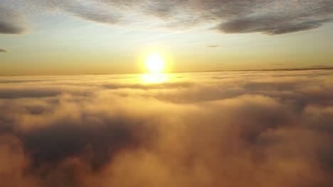 Drohnenschuss-In-Der-Wolke,-Der-Die-Sonne-über-Den-Wolken-Enthüllt