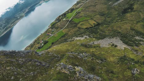 Cliffdiving-Una-Montaña-En-Noruega-Comenzando-En-La-Niebla