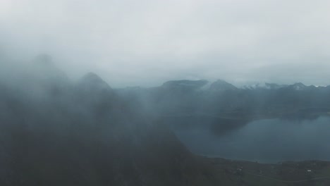 Fliegen-Entlang-Eines-Berges,-Beginnend-Im-Nebel
