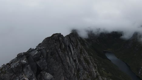 Fliegen-Entlang-Eines-Bergrückens-In-Norwegen,-Links-Keine-Sicht-Durch-Nebel-Und-Rechts-Ein-See-Im-Tal
