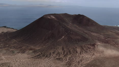 Fantastische-Luftaufnahme-Im-Orbit-Der-Montaña-Amarilla-Auf-Der-Insel-La-Graciosa-An-Einem-Sonnigen-Tag