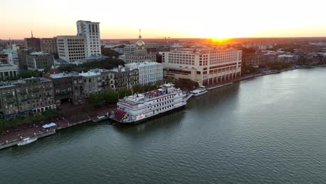 Savannah-Georgia-riverboat,-storefronts-and-aerial-establishing-shot-of-city