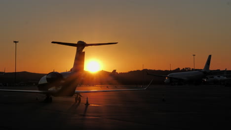 Sonnenaufgangshimmel-über-Dem-Flughafen-Mit-Flugzeugsilhouette,-Statisch