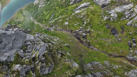 Cliffdiving-En-Noruega-Comenzando-En-La-Cima-De-Una-Montaña,-Con-Vistas-A-La-Costa,-El-Océano-Y-Un-Puente