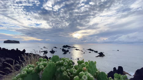 Typische-Küste-Auf-Den-Azoren-Bei-Sonnenuntergang-Nach-Sonnigem-Sommertag