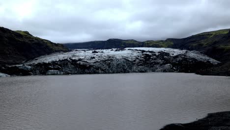 Großer-Weißer-Gletscher-In-Island-An-Einem-Bewölkten-Tag,-Umgeben-Von-Grünen-Hochländern