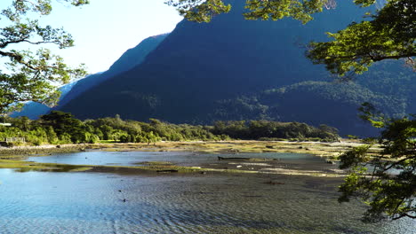 Paisaje-Sereno-Al-Pie-De-La-Montaña-Pico-Mitre,-Isla-Del-Sur,-Nueva-Zelanda