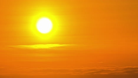 Zeitrafferaufnahme-Des-Orangefarbenen-Sonnenuntergangs-Am-Himmel-Während-Eines-Nebligen-Tages-In-Der-Natur