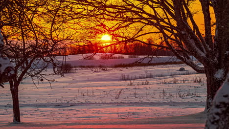 Goldene-Morgendämmerung,-Während-Der-Sonnenaufgang-Leuchtet-Und-Sich-In-Der-Verschneiten-Landschaft-Widerspiegelt---Zeitraffer