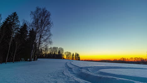 Filmischer-Zeitraffer-Des-Sonnenunterganghimmels-In-Der-Winterlandschaft