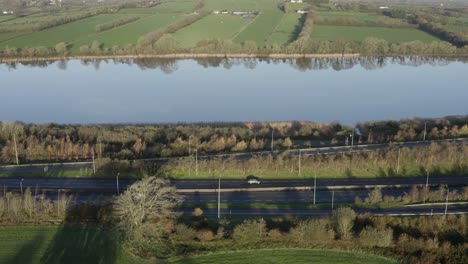 Irische-Autobahn-Verläuft-Parallel-Zum-Ruhigen,-Reflektierenden-Fluss-Suir-Im-Grünen-Waterford