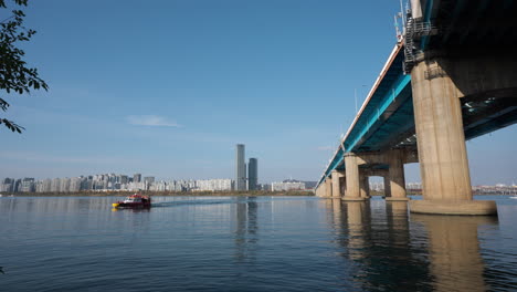 Wasserrettung-Motorboot-Mit-119-Einheiten-Bewegt-Sich-Mit-Geschwindigkeit-Am-Han-Fluss-über-Die-Dongjak-Brücke-In-Seoul,-Südkorea