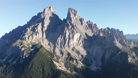 Filmische-Drohnenaufnahme-Des-Berges-Monte-Cristallo-Gegen-Blauen-Himmel---Dolomiten,-Italien