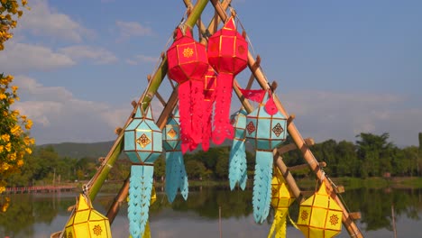 Schöne-Dekorationen-Für-Thailand-Yi-Peng-Festival-Am-See