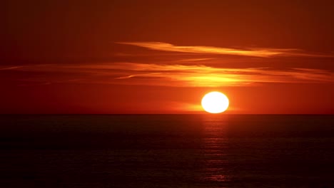 4k-Zeitraffer-Orangefarbener-Sonnenuntergang-Strand-über-Dem-Ozean-Schöne-Meerwasserwellen
