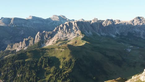 Vista-Panorámica-Aérea-Del-Paso-De-Val-Gardena-Al-Atardecer,-Dolomitas-Italia