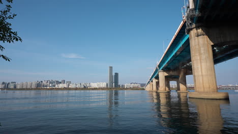 Dongjak-Brücke-Perspektivische-Ansicht-Vom-Ufer-Des-Flusses-Han---Weitwinkelkopierraum