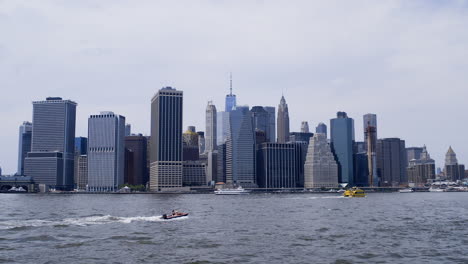 Manhatten-skyline-with-boats-on-East-River