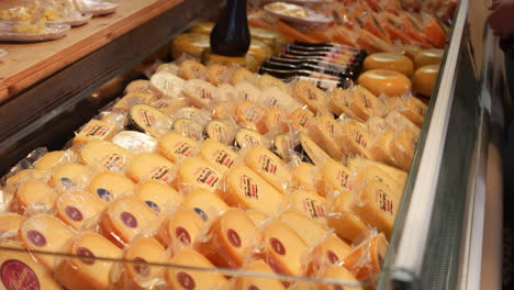 Delicious-Dutch-Cheeses-Inside-The-Store-In-De-Goudse-Waag-In-Gouda,-Netherlands