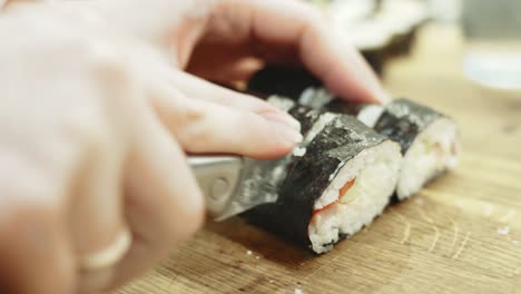 Preparar-Sushi-En-Una-Tabla-De-Cortar,-Comida-Tradicional-Japonesa