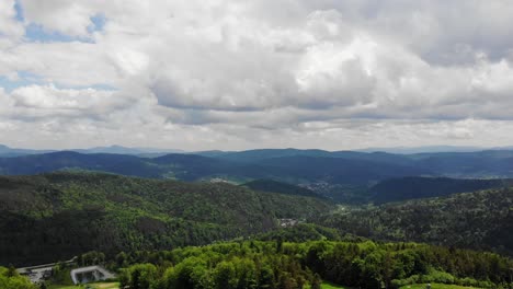 Seilbahn-Und-Ruhige-Berglandschaft-Der-Beskiden-In-Krynica,-Polen,-Luftbild