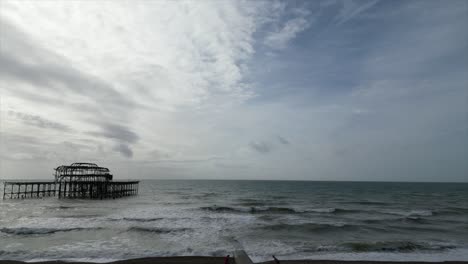 Stormy-English-Channel,-view-from-Brighton-beach,-infrastructure-scorched-by-the-sea