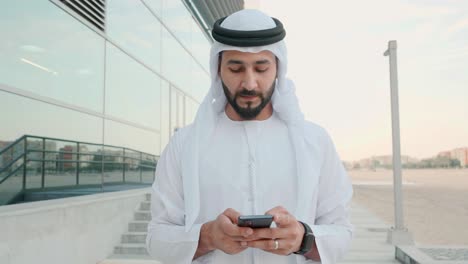 Hombre-Emiratí-De-Los-Emiratos-árabes-Unidos-Usando-Un-Teléfono-Celular-Móvil
