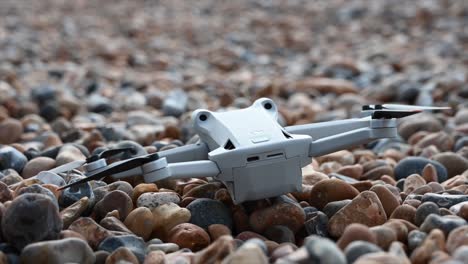 Eine-Graue-Drohne-Liegt-Auf-Den-Kieselsteinen-Eines-Strandes,-Brighton,-Sussex,-England