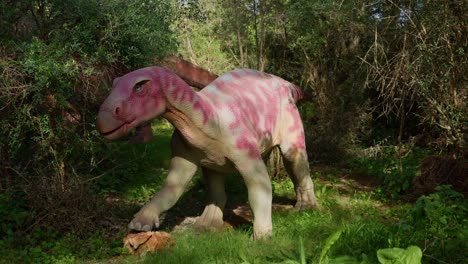 Lebensgroßer-Iguanodon-Dinosaurier,-Der-Kopf-Und-Schwanz-Im-Wald-Bewegt,-60-Fps,-4k