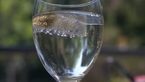 Slice-of-lemon-in-a-glass-of-sparkling-water,-summer-drink
