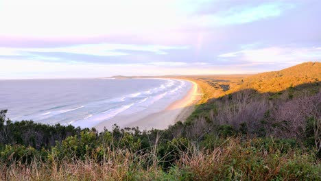 Olas-Oceánicas-En-La-Playa-Crescent-Head---Cielo-Púrpura-Durante-El-Amanecer---Sydney,-Nueva-Gales-Del-Sur,-Australia