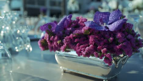 Die-Kamera-Zoomt-Auf-Die-Violetten-Blumen-Auf-Dem-Großen-Esstisch