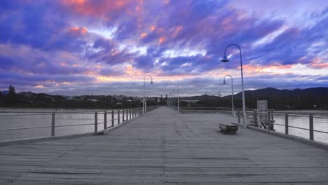 Farbenfroher-Sonnenuntergang-über-Dem-Leeren-Holzsteg-Am-Pier-Von-Coffs-Harbour---New-South-Wales,-Australien---Statische-Weitwinkelaufnahme