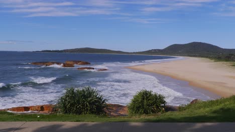 Waves-Splashing-On-The-Shore-On-A-Summer-Day---South-West-Rocks,-New-South-Wales,-Australia---Perfect-Spot-For-Beach-Holiday---wide-shot