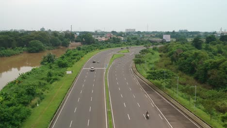 Weltklasse-Infrastruktur-Serpong-Indonesia-Highway-Inmitten-Von-üppigem-Grün