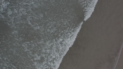Ozean,-Der-Am-Strand-Mit-Drohne-In-4k-Spirale-Aufgenommen-Wurde