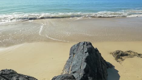Meereswellen-Am-Sandufer---Sonniger-Tag-Am-Palmenstrand---Goldküste,-Australien