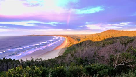 Colorido-Amanecer-Sobre-La-Playa-Y-El-Océano---Vista-A-La-Montaña-En-Crescent-Head---Sydney,-Nsw,-Australia