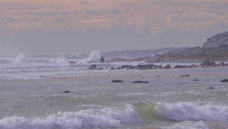 Surfing-At-Crescent-Head-Beach---Ocean-Waves-Hitting-The-Rocky-Coast---Sydney,-NSW,-Australia