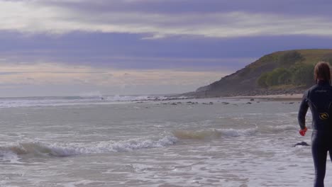 Surfistas-Con-Tablas-De-Surf-Caminando-Por-La-Playa---Olas-Perfectas-Para-Surfear---Crescent-Head,-Sydney,-Nsw,-Australia