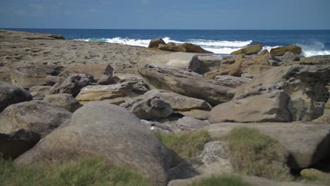 Rocky-Coast-Of-Eastern-Suburbs---Ocean-Waves-On-The-Beach---Sydney,-NSW,-Australia